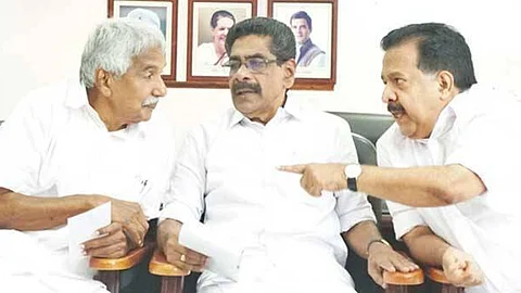 സോളാര് പീഡനക്കേസില് സര്ക്കാരിന് ദുഷ്ടലാക്കെന്ന് മുല്ലപ്പള്ളി; കോടതിയെ സമീപിക്കില്ലെന്ന് ഉമ്മന്ചാണ്ടി