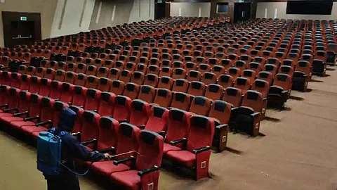 തിയറ്ററുകളില് 100 ശതമാനം ആളുകളെ പ്രവേശിപ്പിക്കാം; നിയന്ത്രണം എടുത്ത് മാറ്റി തമിഴ്നാട് സര്ക്കാര്