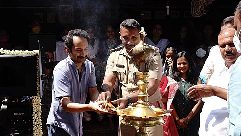 ഫഹദിന്റെ മലയന്കുഞ്ഞ് തുടങ്ങി, സജിമോന് സംവിധാനം; തിരക്കഥയും ക്യാമറയും എഡിറ്റിംഗും മഹേഷ് നാരായണന്
