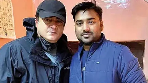 വാരാണസിയിലെ തട്ടുകടയില് കൂട്ടുകാര്ക്കൊപ്പം ഭക്ഷണം കഴിക്കാന് അജിത്; തിരിച്ചറിഞ്ഞത് മാസ്ക് മാറ്റിയപ്പോള്