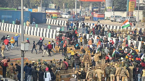 ബാരിക്കേഡും ഗ്രനേഡും മറികടന്ന് കര്ഷകര്; കണ്ണൂര്വാതകവും കല്ലേറുമായി പൊലീസ്; സംഘര്ഷം