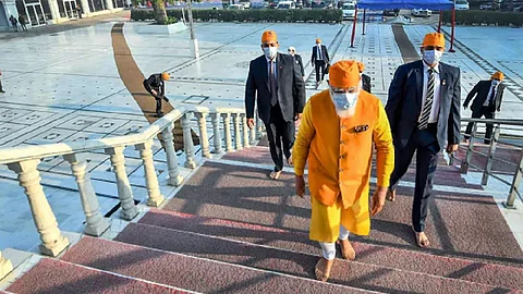 'സൂര്യന് ഉദിച്ചുകഴിഞ്ഞു', പുതുവര്ഷത്തില് മോദിയുടെ കവിത, വീഡിയോയില് സൈനികരും, ആരോഗ്യപ്രവര്ത്തകരും, കര്ഷകരും