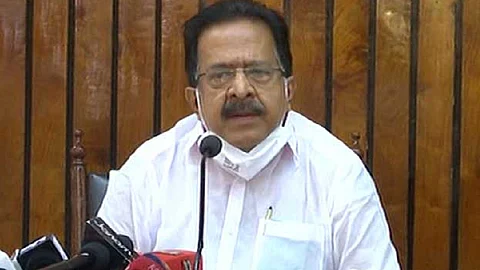 'ഇന്ധനവില കുറഞ്ഞത് സോണിയയുടെയും രാഹുലിന്റെയും നേതൃത്വത്തില് കോണ്ഗ്രസ് നടത്തിയ സമരങ്ങളുടെ ഫലം'; ചെന്നിത്തല