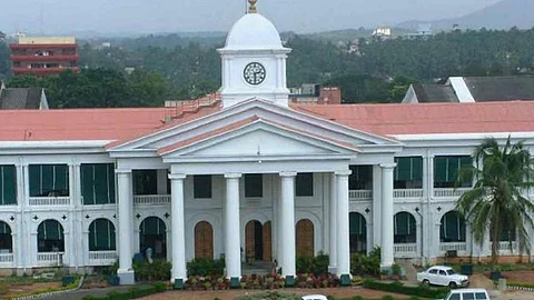 'തരമറിഞ്ഞ് കളിക്കണം കൂട്ടിലടച്ച കസ്റ്റംസ്', പ്രോട്ടോക്കോള് ഓഫീസറെ ഭീഷണിപ്പെടുത്തിയെന്നും ഇടത് അനുകൂല സംഘടന