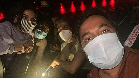 'സാധാരണ മാസ് സിനിമകളില് നിന്ന് വ്യത്യസ്തം', പ്രണവിനും കല്യാണിക്കുമൊപ്പം 'മാസ്റ്റര്' കണ്ട് വിനീത് ശ്രീനിവാസന്