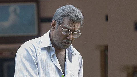 72കാരന് റിട്ടയേഡ് അധ്യാപകനായി ബിജു മേനോന്, മകളായി പാര്വതി