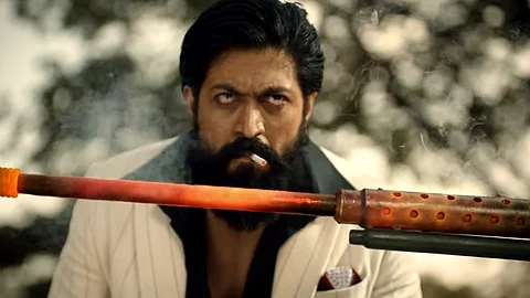 'മെഷിന് ഗണ്ണില് സിഗരറ്റ് കത്തിച്ച് റോക്കി ഭായ്', ലീക്കായെങ്കില് ഒന്നരക്കോടി പിന്നിട്ട് കെ.ജി.എഫ് ടീസര്