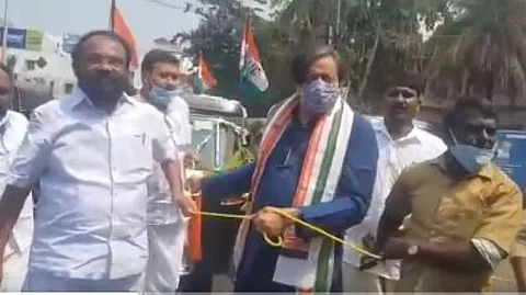 ഓട്ടോറിക്ഷ കെട്ടിവലിച്ച് ശശി തരൂര്; ഇന്ധന വില വര്ധനവില് പ്രതിഷേധം