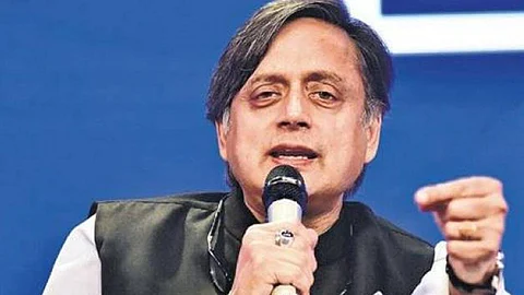 'ബ്രേക്ക് ശരിയാക്കാന് പറ്റിയില്ല, അതുകൊണ്ട് ഹോണിന്റെ ശബ്ദം കൂട്ടിയിട്ടുണ്ട്', കേന്ദ്രബജറ്റിനെ പരിഹസിച്ച് ശശി തരൂര്