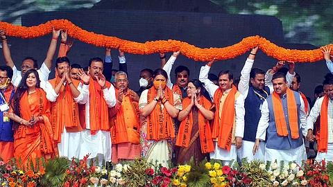 ദേശീയ ഗാനം തെറ്റിച്ച് പാടി ബി.ജെ.പി നേതാക്കള്; വേദിയില് സ്മൃതി ഇറാനിയും