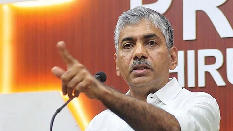 'ഇന്ധനവില ഇനിയും കൂടണം, എന്നാലേ ഉപയോഗം കുറയൂ'; വിചിത്രവാദവുമായി ജേക്കബ് തോമസ്