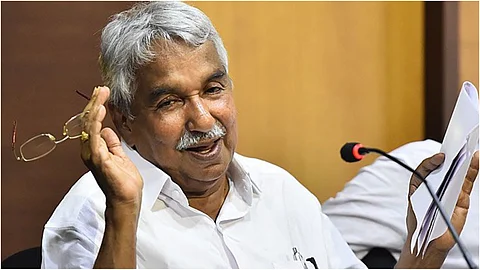 സോളാര് പീഡനക്കേസില് ഉമ്മന്ചാണ്ടിക്കെതിരെ തെളിവില്ലെന്ന് ക്രൈംബ്രാഞ്ച് റിപ്പോര്ട്ട്; സംഭവ ദിവസം ഉമ്മൻചാണ്ടി ക്ലിഫ് ഹൗസില് ഇല്ല