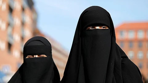 ശ്രീലങ്കയില് ബുര്ഖ നിരോധിക്കാനും ആയിരത്തിലേറെ മദ്രസകള് പൂട്ടാനും തീരുമാനം