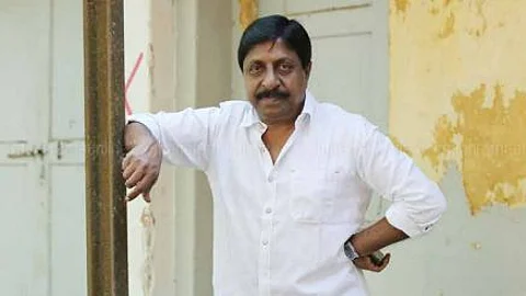 സമ്പത്തില്ലാത്തവന്റെ കയ്യില് അധികാരവും സമ്പത്തും വന്നാല് രക്ഷയുണ്ടാകില്ലെന്ന് ശ്രീനിവാസന്