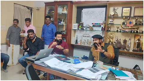 സംവിധായകനായി മോഹൻലാൽ പ്രീ പ്രൊഡക്ഷനിൽ, ബറോസ് ടീമിനൊപ്പം പൃഥ്വിരാജ് നവോദയയിൽ