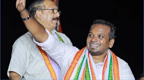 ഊരിപ്പിടിച്ച വാളിന് നടുവിലൂടെ നടന്നുനീങ്ങിയല്ല പൊതുപ്രവര്ത്തകനാകേണ്ടതെന്ന് ഫിറോസ് കുന്നംപറമ്പില്, ജനപ്രതിനിധിയാകാന് യോഗ്യതയുണ്ട്