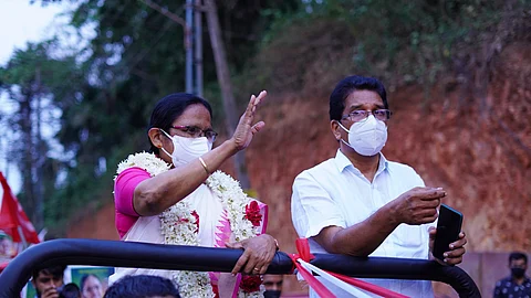 വെറുതെയൊന്ന് സര്ക്കാര് ആശുപത്രി സന്ദര്ശിച്ചാല് മനസിലാകും, വസ്തുതകളുള്ളപ്പോള് പി.ആര് ഏജന്സി ആവശ്യമില്ലെന്ന് കെ.കെ.ശൈലജ