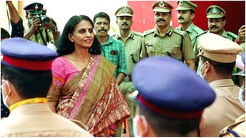 പരാതികൾ അവഗണിച്ചെന്ന് ആദ്യ പോസ്റ്റ് , പിന്നാലെ ലോകത്തെ ഏറ്റവും മികച്ചത് കേരള പോലീസ് തന്നെയെന്ന് മുൻ ഡിജിപി ശ്രീലേഖ