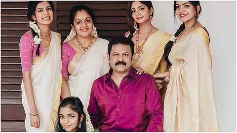 സ്വതന്ത്ര വ്യക്തികളായ പെണ്മക്കളെ വിവാദത്തിലേക്ക് വലിച്ചിട്ട് ഉപദ്രവിക്കുന്നു; അച്ഛനെന്ന നിലയിൽ ബുദ്ധിമുട്ടുണ്ടെന്ന് കൃഷ്ണകുമാർ