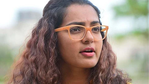 പ്രതിസന്ധികാലത്ത് മുന്നില് നിന്ന് നയിച്ചത് ടീച്ചറാണ്; ശൈലജ ടീച്ചറെ തിരികെ കൊണ്ടുവരണമെന്ന് പാര്വതി