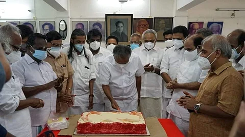 ജില്ലാ കളക്ടര് കേസെടുക്കണം. ഇന്നാട്ടില് രണ്ടുനിയമവും രണ്ടുതരം പൗരന്മാരും ഇല്ല; എല്ഡിഎഫ് കേക്ക് മുറിയില് ഹരീഷ് വാസുദേവന്