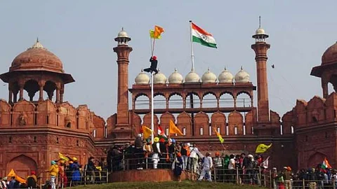 ചെങ്കോട്ട കര്ഷക സമരത്തിന്റെ വേദിയാക്കാന് ഗൂഢാലോചന; റിപ്പബ്ലിക് ദിന സംഘര്ഷത്തില് വിചിത്ര വാദങ്ങളുമായി ഡല്ഹി പൊലീസിന്റെ കുറ്റപത്രം