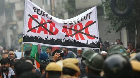 കൊവിഡ് അവസരമാക്കി പൗരത്വ നിയമം നടപ്പിലാക്കാന് കേന്ദ്രം; മുസ്ലിം ഇതര ന്യൂനപക്ഷങ്ങളില് നിന്ന് മാത്രം പൗരത്വത്തിന് അപേക്ഷ ക്ഷണിച്ചു