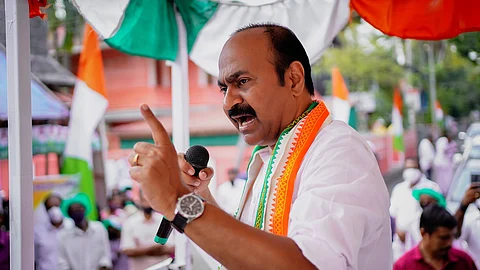 തലയുരുളുന്ന തലമുറമാറ്റം, ഉമ്മന്ചാണ്ടിയെയും ചെന്നിത്തലയെയും അപ്രസക്തരാക്കി വി.ഡി സതീശന്റെ സ്ഥാനലബ്ധി