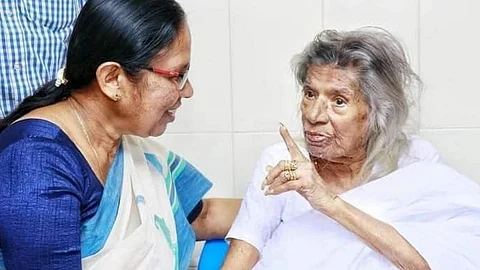 പെണ്ണിനെന്താ കുഴപ്പം?, കെ.കെ ശൈലജയെ ഗൗരിയമ്മയോട് ഉപമിച്ച് സോഷ്യല് മീഡിയയില് പ്രതിഷേധം