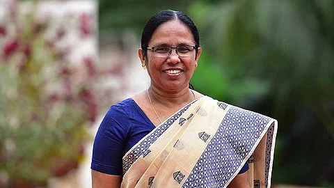 പിന്പേജിലൊതുക്കി ദേശാഭിമാനി, കയ്യൊഴിഞ്ഞ് 'സൈബര് സഖാക്കളും'; ശൈലജയുടെ രാജ്യാന്തര പുരസ്കാരത്തോട്
അകലം പാലിച്ച് പാര്ട്ടി