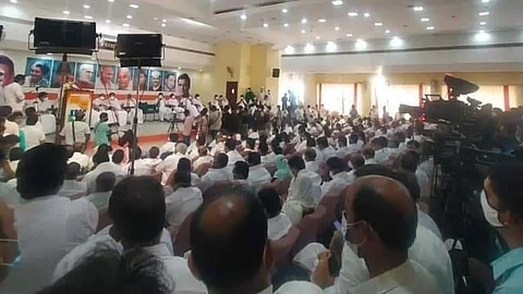 കൂട്ടം കൂടി, തിങ്ങി നിറഞ്ഞ് ആളുകള്; കൊവിഡ് പ്രോട്ടോക്കോള് ലംഘനത്തിന് കെപിസിസിയിലെ പരിപാടിക്കെത്തിയ നൂറോളം പേര്ക്കെതിരെ കേസ്