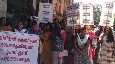 'സദാചാര ഗുണ്ടയെ ചേർത്തു നിർത്തി ഇരയ്ക്കൊപ്പമെന്ന് പറയും', മാധ്യമസ്ഥാപനം പുറത്താക്കിയിട്ടും പ്രസ് ക്ലബ്ബ് നിയന്ത്രിക്കുന്ന രാധാകൃഷ്ണന്