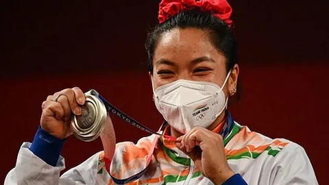 വെള്ളിയില് തിളങ്ങി മീരാബായ്; റിയോയില് കരഞ്ഞുകൊണ്ട് മടങ്ങി; ടോക്കിയോയില് ഉയര്ത്തെഴുന്നേല്പ്പ്