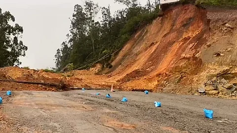 മൂന്നാര് ഗ്യാപ്പ് റോഡില് വീണ്ടും മണ്ണിടിച്ചില്; കൊച്ചി- ധനുഷ് കോടി ദേശീയ പാതയിലെ ഗതാഗതം തടസ്സപ്പെട്ടു