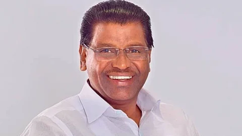 അച്ഛന് വിളിച്ചു പറഞ്ഞു,മോനേ നീ ഒന്നു ശ്രദ്ധിക്കണം, നമുക്ക് ഒരു ഭീഷണി കത്ത് വന്നിട്ടുണ്ട്, മലബാര് സ്റ്റൈലിലാണ്; തിരുവഞ്ചൂരിന്റെ മകന്