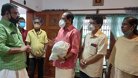 മണിയന്പിള്ള രാജുവിന് സൗജന്യ ഓണക്കിറ്റ് മന്ത്രി വീട്ടിലെത്തിച്ചു; വിവാദം