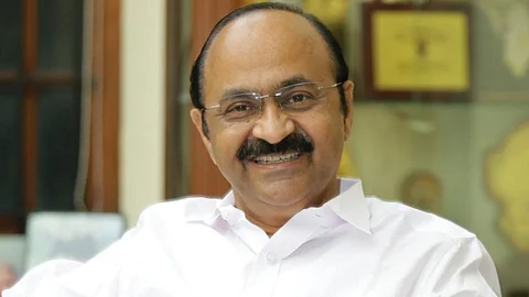 വിഡി സതീശന് പോരെന്ന് ഹൈക്കമാന്ഡിന് പരാതി; സഭ അടിച്ചുപൊളിക്കലല്ല ശക്തമായ പ്രവര്ത്തനമെന്ന് വിഡി