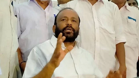 'പിണറായി ചങ്കുറപ്പുള്ള നേതാവ്, ചെരുപ്പ് നക്കേണ്ടി വന്നാല് നക്കും, അത് അഭിമാനം'; എ.വി.ഗോപിനാഥ്