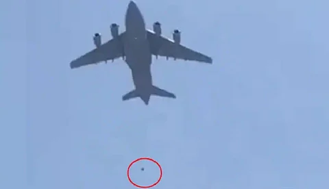 വിമാനത്തിന്റെ ടയറില് ശരീരം ചേര്ത്ത് കെട്ടി അവസാന രക്ഷക്ക് നോക്കി, ഒടുവില് നിലം പതിച്ച് മനുഷ്യര്; നടുക്കുന്ന കാഴ്ച