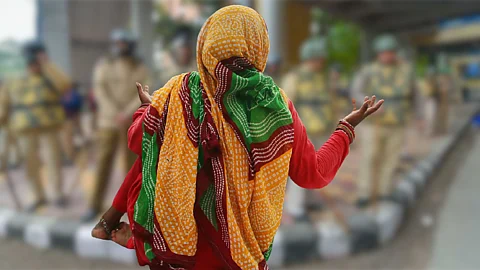 ചിത അണയ്ക്കാന് ശ്രമിച്ചെങ്കിലും പൊലീസ് തടഞ്ഞു; ഗുരുതര ആരോപണവുമായി ബലാത്സംഗത്തിന് ഇരയായി കൊല്ലപ്പെട്ട പെണ്കുട്ടിയുടെ കുടുംബം