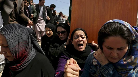 പുരുഷന്മാര് കൂടെയില്ലാതെ മാര്ക്കറ്റുകളില് സ്ത്രീകള്ക്ക് പ്രവേശനമില്ല; കാല്പ്പാദം പുറത്തുകാണരുതെന്ന് താലിബാന്റെ ചട്ടം