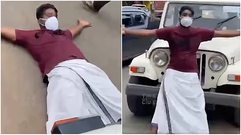 'നെഞ്ചത്ത് വണ്ടി കയറ്റി കൊല്ല്’; സെക്ടറല് മജിസ്ട്രേറ്റിന്റെ വാഹനത്തിന് മുമ്പില് കിടന്ന് കട ഉടമയുടെ പ്രതിഷേധം; പിന്തുണച്ച് ജനം