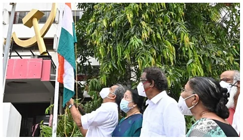 ചരിത്രത്തില് ആദ്യം; 75ാം സ്വാതന്ത്ര്യദിനത്തില് പാര്ട്ടി ഓഫീസുകളില് ദേശീയ പതാക ഉയര്ത്തി സി.പി.എം