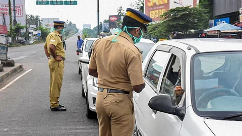 കേസെടുക്കില്ലെന്ന് പറഞ്ഞു, അറിഞ്ഞുവന്നപ്പോള് പിഴ 17500; ലോക്ക്ഡൗണ് ദിനത്തില് ക്ഷേത്രത്തിലേക്ക് പോയ കുടുംബത്തെ പിഴിഞ്ഞ് പൊലീസ്