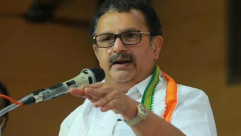 പൊലീസുകാരെ മുന്നിലിരുത്തി
പറയുന്നു വിരട്ട് വേണ്ടെന്ന്, മുഖ്യമന്ത്രി കറുപ്പ് കണ്ടാല് കുരിശ് കണ്ട ഡ്രാക്കുളയെ പോലെ: കെ. മുരളീധരന്