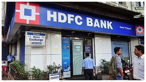 ജോലിക്ക് 2021ല് ബിരുദമെടുത്തവര് വേണ്ടെന്ന് എച്ച്.ഡി.എഫ്,സിയുടെ പരസ്യം; വിവാദത്തിന് പിന്നാലെ തിരുത്തി