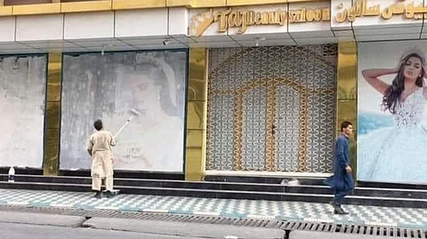 താലിബാന് മായ്ച്ചു തുടങ്ങി സ്ത്രീകളെ, രക്ഷപ്പെടാന് സര്ട്ടിഫിക്കറ്റുകള് കത്തിച്ച് വിദ്യാര്ത്ഥികള്