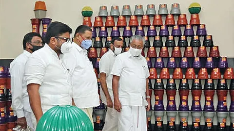 'തെരഞ്ഞെടുപ്പിനുപയോഗിച്ച ഫ്ളക്സുകളും ഹോര്ഡിങ്ങുകളും പൂച്ചട്ടികളാക്കി'; മാതൃകയായി മുഖ്യമന്ത്രി