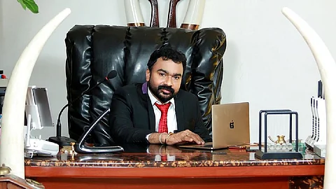 'കയ്യില് ടിപ്പുസുല്ത്താന്റെ സിംഹാസനവും, മോശയുടെ അംശവടിയും'; പുരാവസ്തു വില്പ്പനക്കാരനെന്ന പേരില് തട്ടിപ്പ് നടത്തിയയാള് പിടിയില്