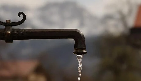 കുടിവെള്ളം മൗലികാവകാശം, ജനങ്ങൾ ഇനിയും ഇങ്ങനെ നരകിക്കാൻ പാടില്ല; ബോംബെ ഹൈക്കോടതി